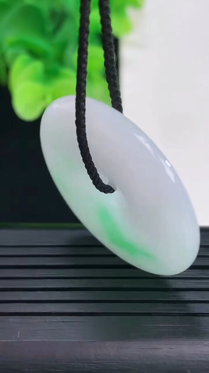 天然A货翡翠平安扣吊坠尺寸34.6-5.3重量:14.00g
4月7日