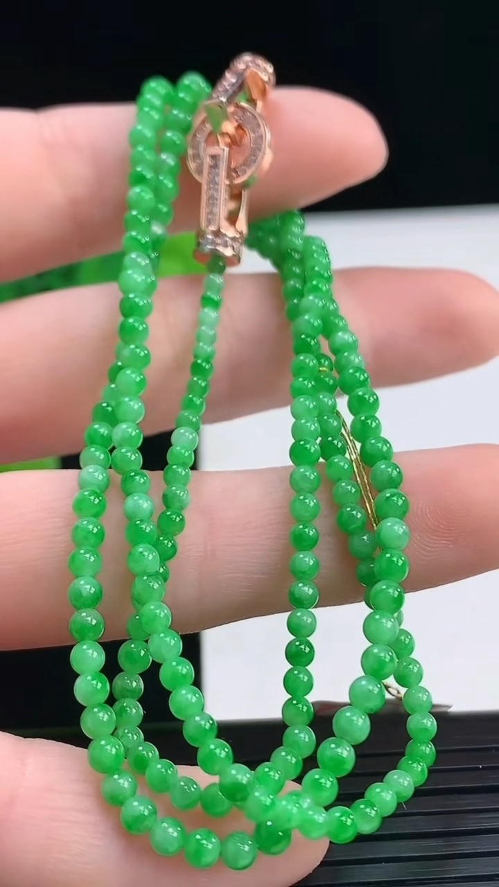 天然A货翡翠小米珠项链尺寸2.6-209颗重量:9.75g4月7日
工厂直销收藏佳品,种好水足，色泽均匀，有种有色，上手高大气！