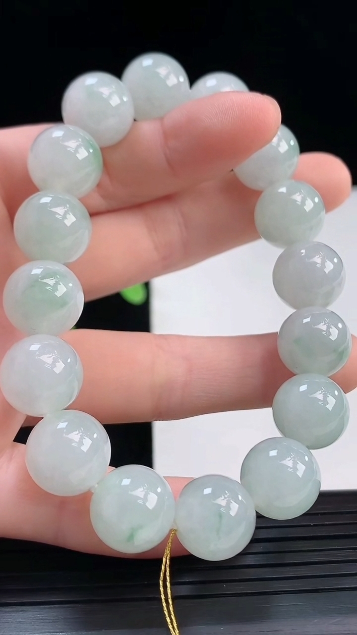 天然A货翡翠飘花圆珠手串尺寸12.1-16颗重量:52.67g4月7日
工厂直销收藏佳品,种好水足，色泽均匀，有种有色，上手高大气！