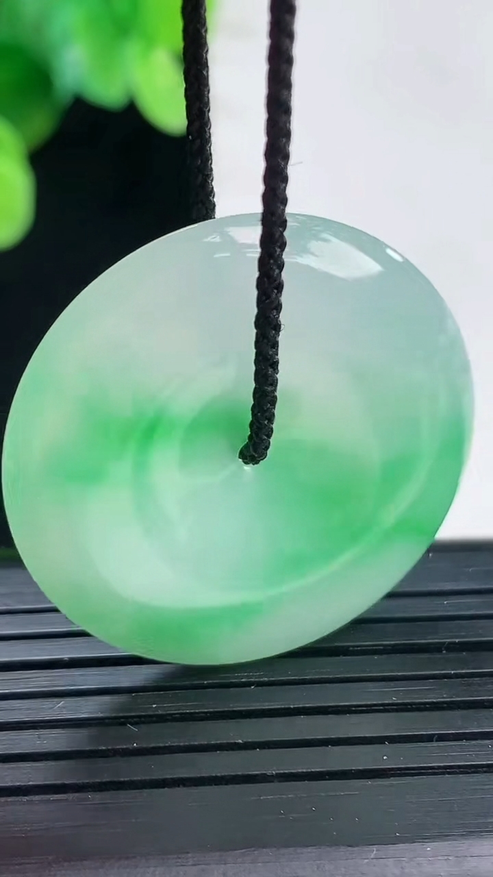 天然A货翡翠平安扣吊坠尺寸31.9-5.4重量:11.41g
4月7日