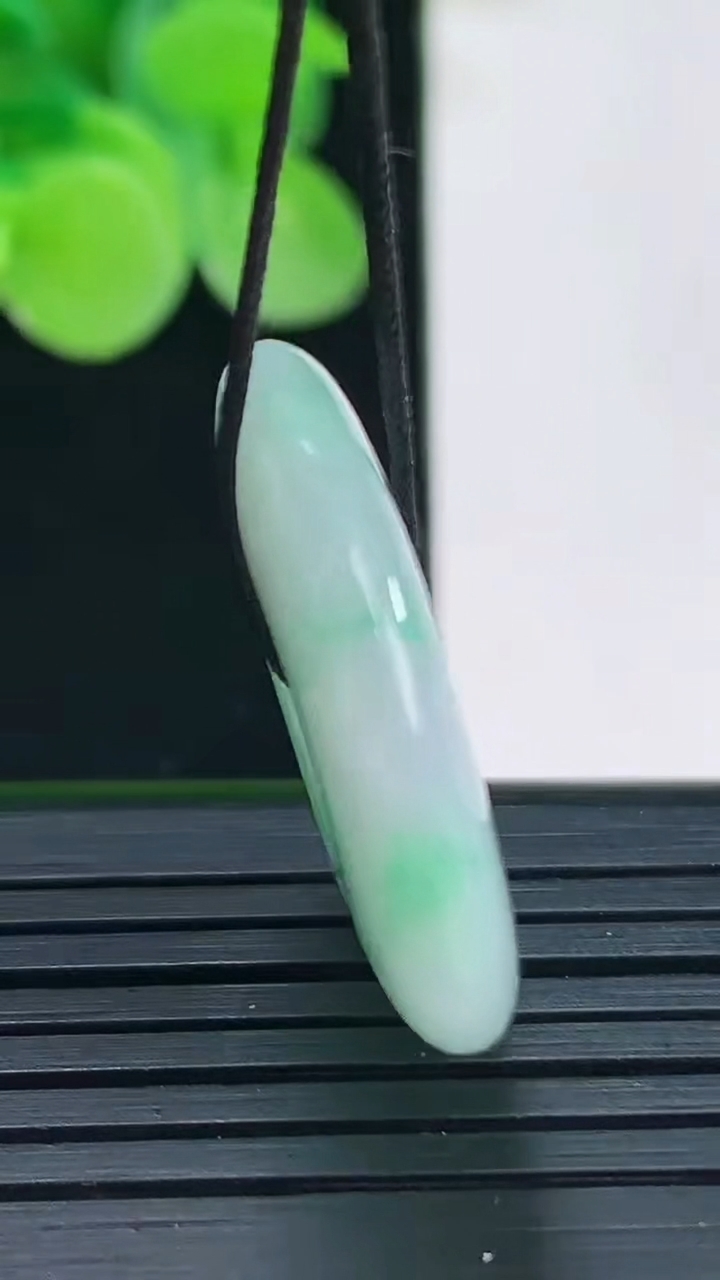 天然A货翡翠平安扣吊坠尺寸25.3-5重量:7.40g
4月7日