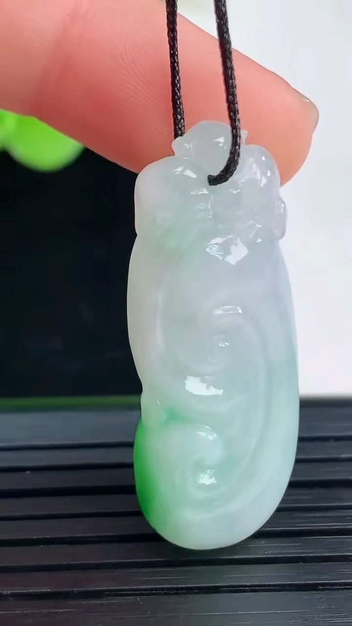 天然A货翡翠如意吊坠尺寸34.1-12.8-6重量:6.14g
4月7日