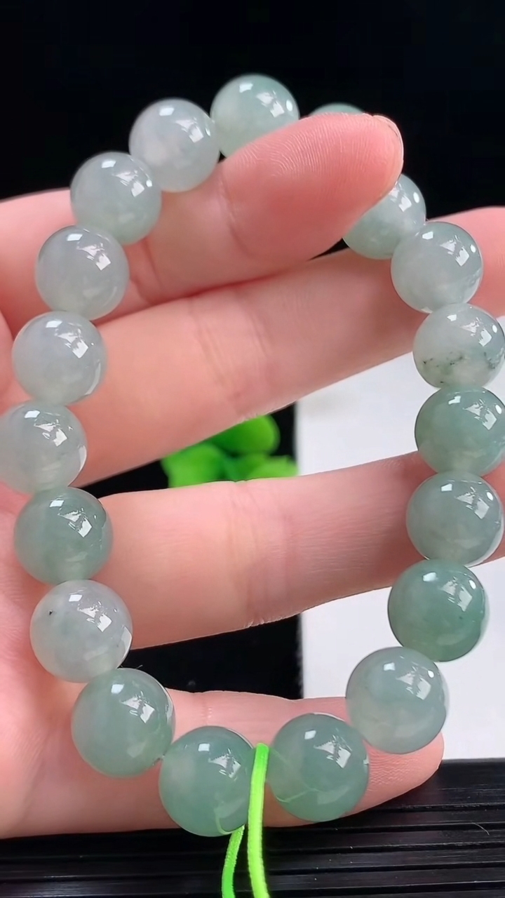 天然A货翡翠圆珠手串尺寸9.9-19颗重量:31.29g4月7日
工厂直销收藏佳品,种好水足，色泽均匀，有种有色，上手高大气！
