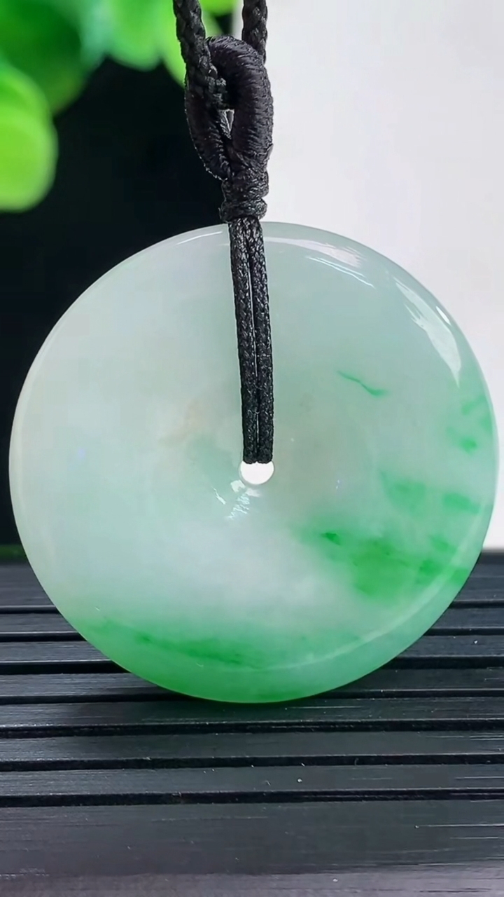 天然A货翡翠平安扣吊坠尺寸30.2-4.7重量:10.19g
4月7日