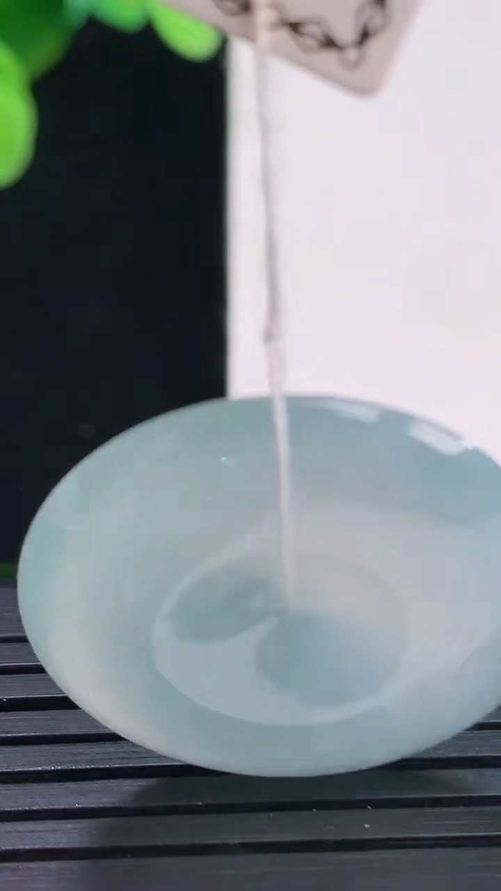 天然A货翡翠平安扣吊坠尺寸27.8-5.7重量:9.38g
4月7日