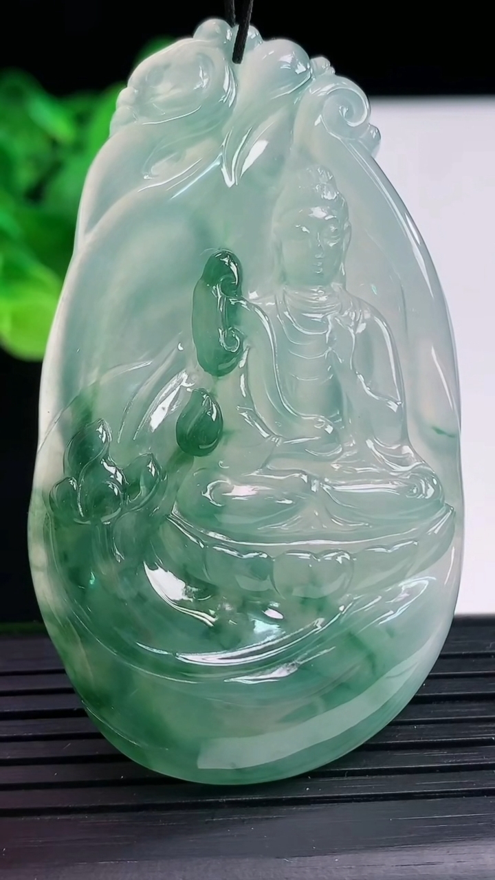 天然A货翡翠种飘花观音菩萨吊坠尺寸65.5-38.6-5重量:28.19g
4月7日