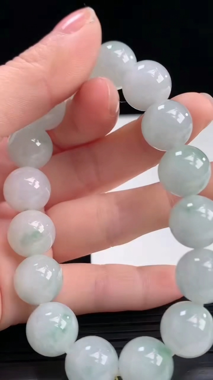 天然A货翡翠飘花圆珠手串尺寸12.1-16颗重量:52.67g4月7日
工厂直销收藏佳品,种好水足，色泽均匀，有种有色，上手高大气！