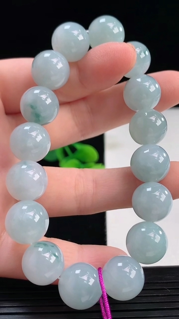 天然A货翡翠飘花圆珠手串尺寸12.3-16颗重量:52.06g4月7日
工厂直销收藏佳品,种好水足，色泽均匀，有种有色，上手高大气！