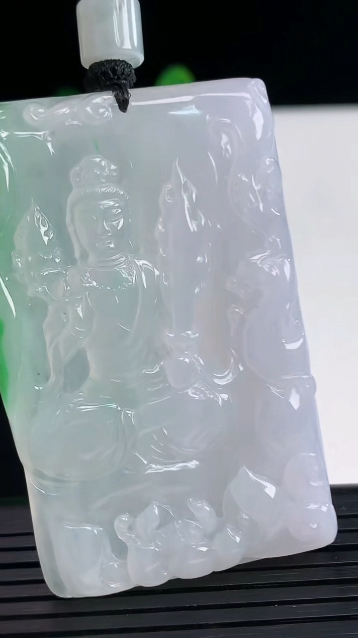 天然A货翡翠虚空藏菩萨吊坠尺寸59.5-37.8-6.1重量:42.66g
4月7日