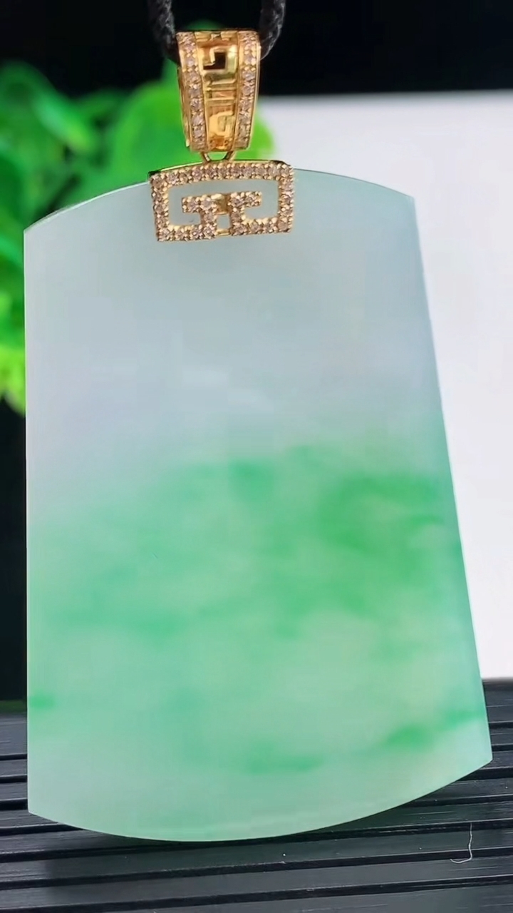 天然A货翡翠无事牌吊坠尺寸50.7-35.2-4.1重量:21.23g
4月7日