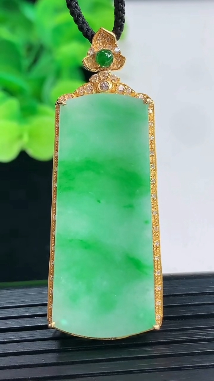 天然A货翡翠无事牌吊坠尺寸50.9-18.9-6.8裸石38.8-16.2重量:7.77g
4月7日