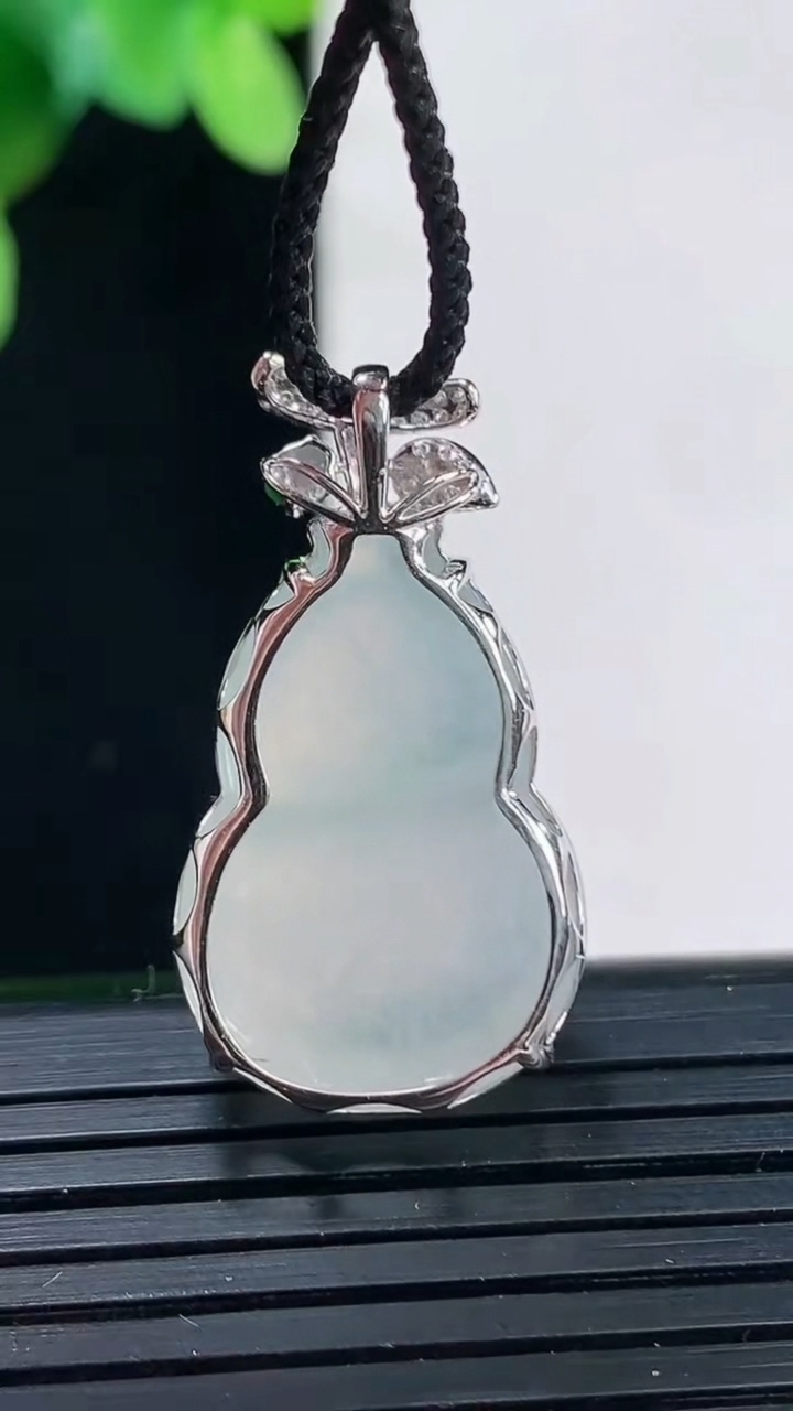 天然A货翡翠种白冰葫芦吊坠尺寸28.5-23.2-15.7-9.8重量:4.67g
4月7日