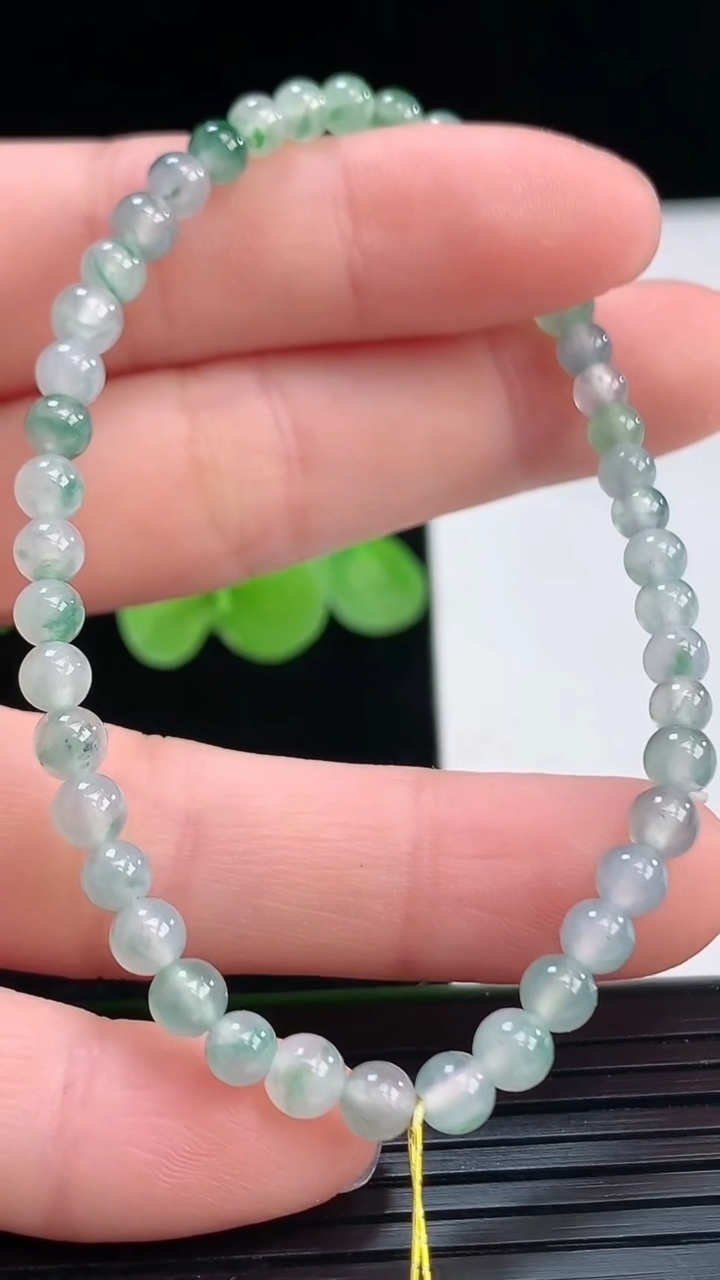 天然A货翡翠飘花小米珠手串尺寸4-44颗重量:5.46g4月7日
工厂直销收藏佳品,种好水足，色泽均匀，有种有色，上手高大气！