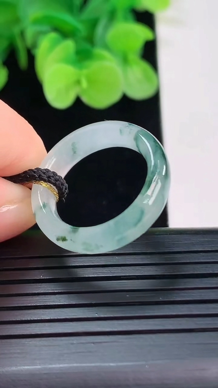 天然A货翡翠冰种飘花指环戒指尺寸16.7-5.3-3.4重量:3.35g2026年4月7日
工厂直销收藏佳品,种好水足，色泽均匀，有种有色，上手高大气！