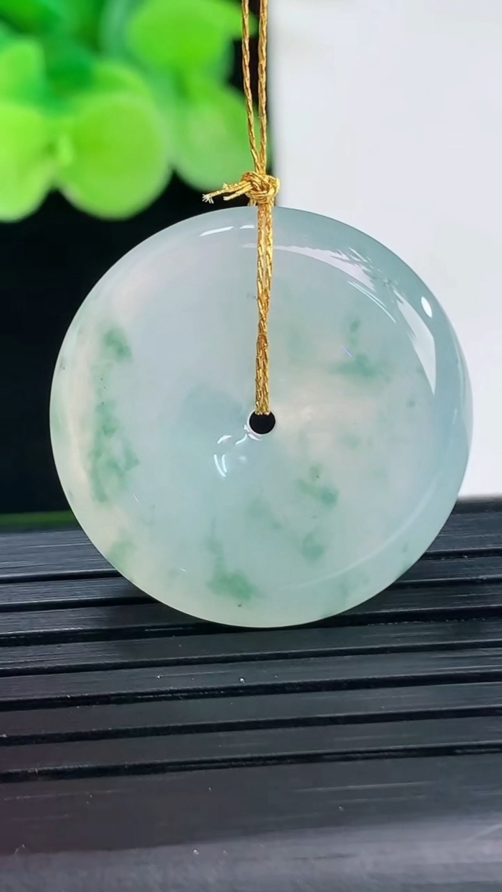 天然A货翡翠飘花平安扣吊坠尺寸25.5-5.5重量:7.84g
4月7日