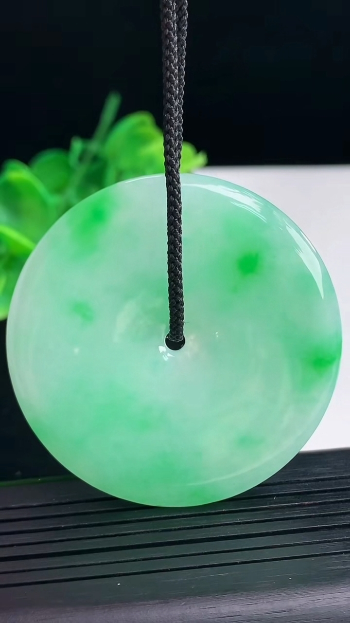 天然A货翡翠平安扣吊坠尺寸51.9-5.7重量:35.79g
4月7日