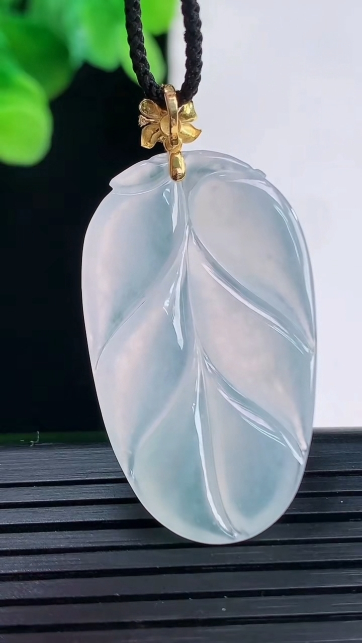 天然A货翡翠种白冰金枝玉叶 叶子吊坠尺寸42.8-21.5-4.2重量:7.05g
4月7日