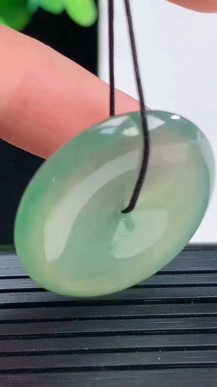 天然A货翡翠平安扣吊坠尺寸27.5-5.4重量:8.91g
4月7日