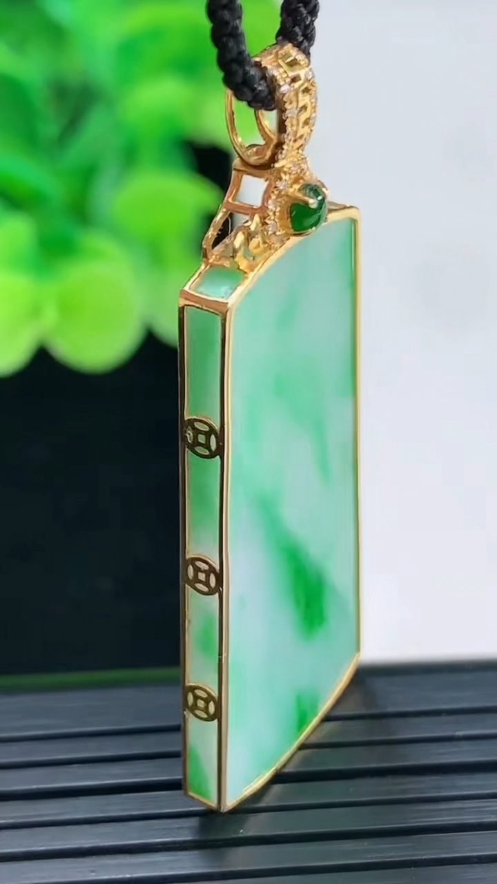 天然A货翡翠无事牌吊坠尺寸49.8-18.6-3.2重量:7.29g
4月7日