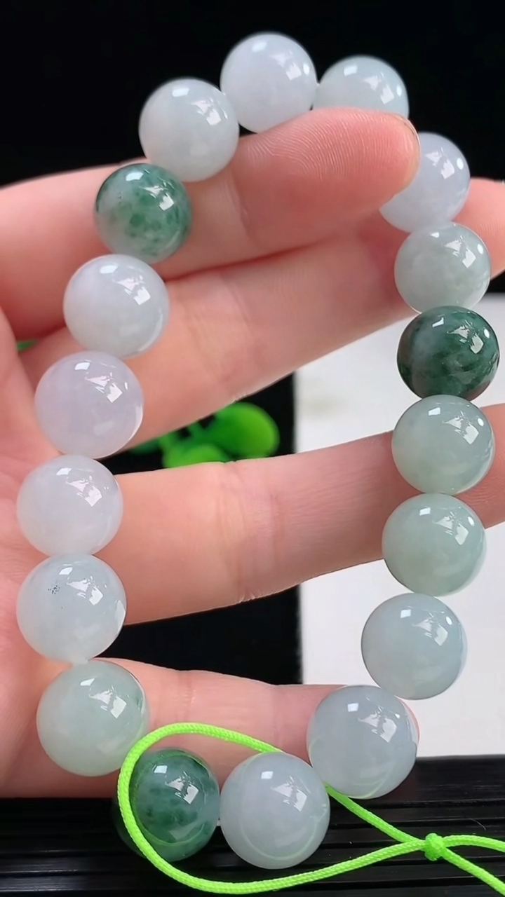 天然A货翡翠飘花圆珠手串尺寸10.6-18颗重量:40.21g4月7日
工厂直销收藏佳品,种好水足，色泽均匀，有种有色，上手高大气！