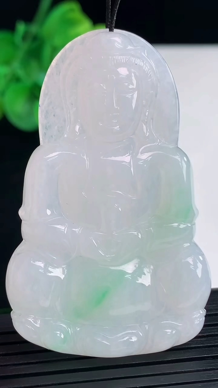 天然A货翡翠观音菩萨吊坠尺寸59.6-37.3-5.7重量:23.01g
4月7日