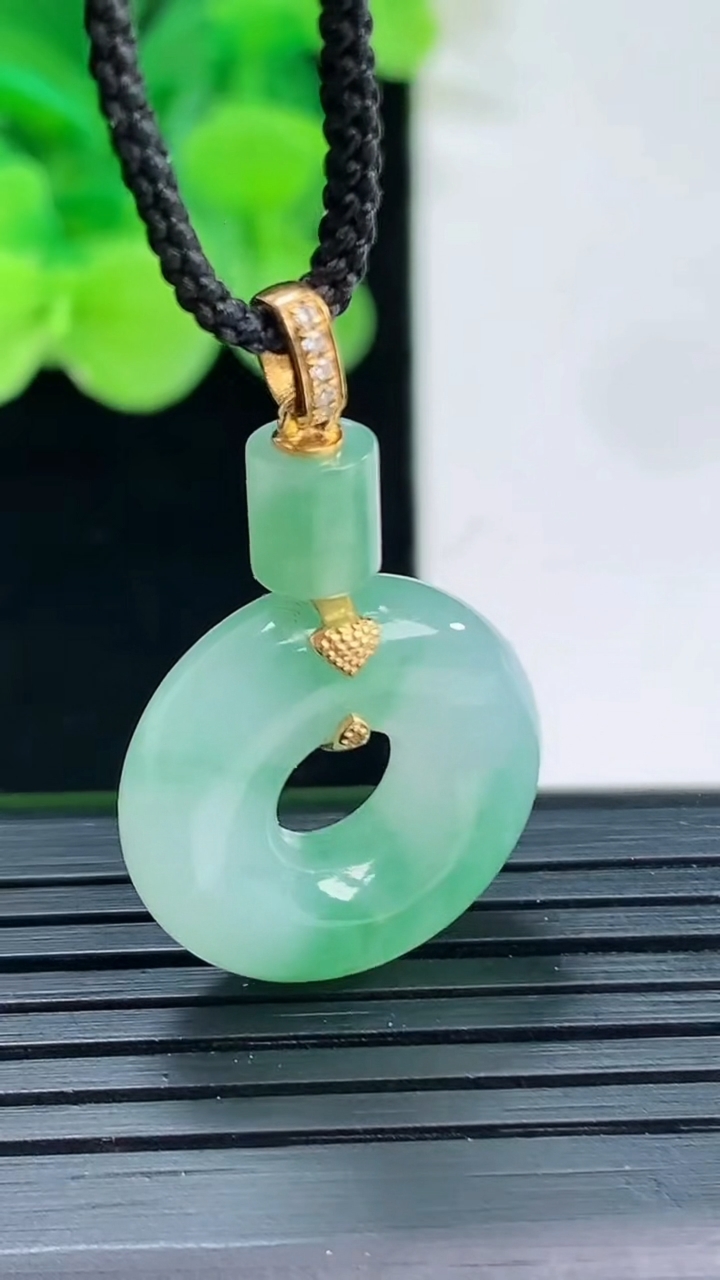 天然A货翡翠18K金飘花平安环吊坠尺寸26.2-19.2-5.7重量:5.36g
4月7日