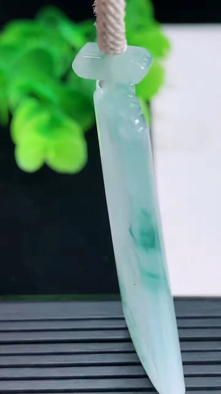 天然A货翡翠冰种飘花仿古无事牌吊坠尺寸49.5-25.3-4重量:18.38g
4月7日