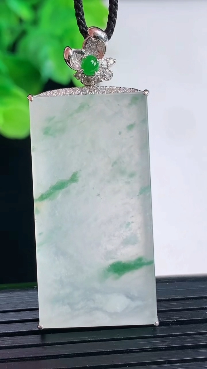 天然A货翡翠种飘花无事牌吊坠尺寸49.2-19.6-5.8重量:12.09g
4月7日