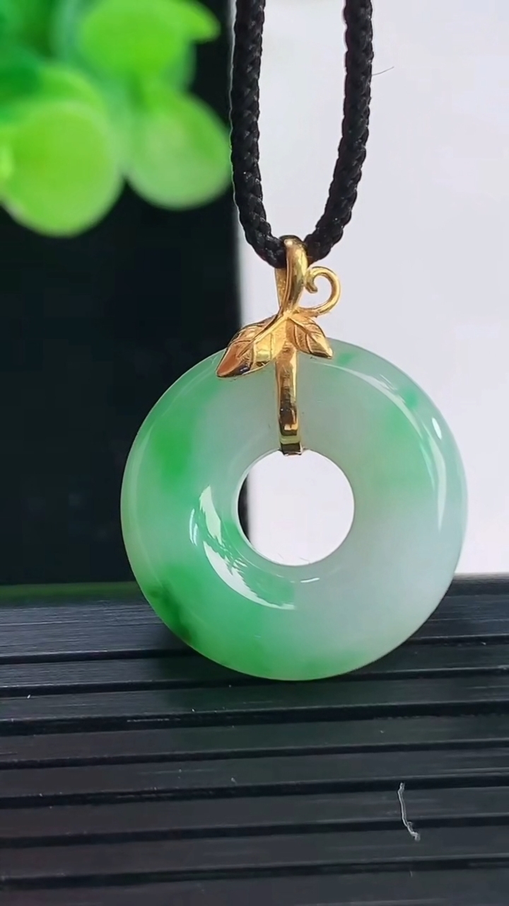 天然A货翡翠平安环吊坠尺寸19.5-5.3重量:4.26g
4月7日