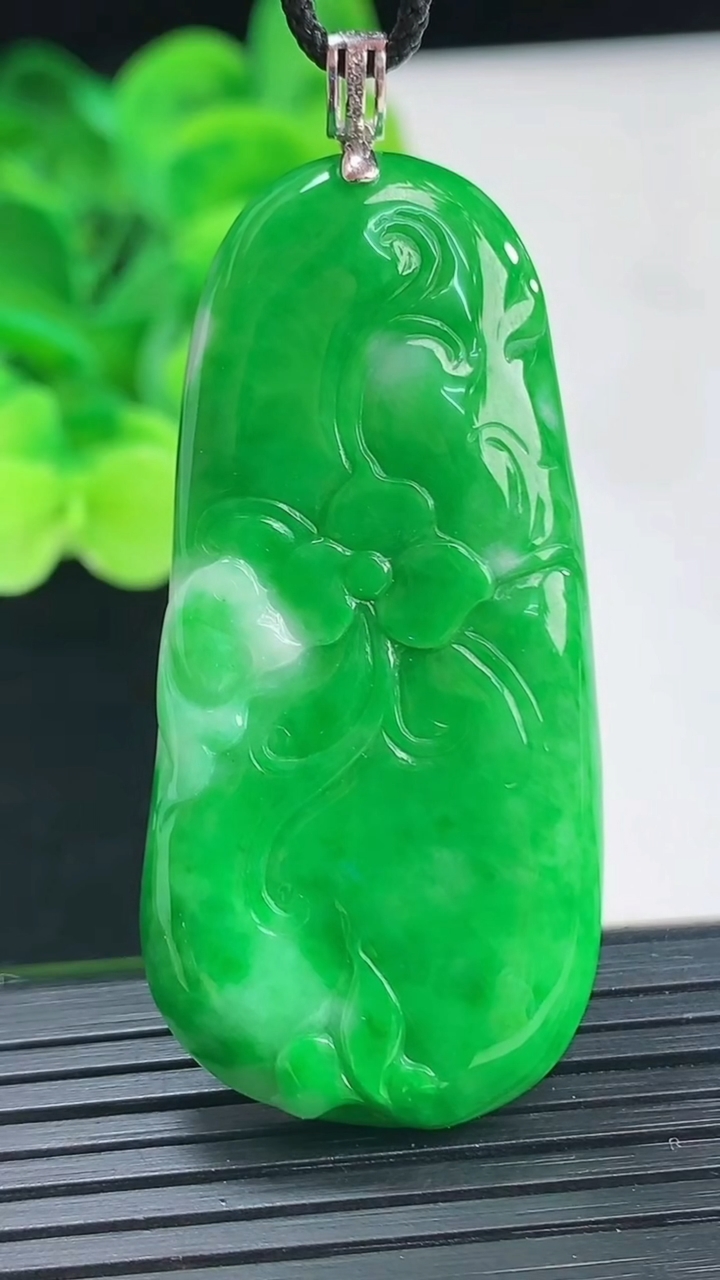 天然A货翡翠和和美美 荷花吊坠尺寸50-23.2-5重量:15.93g
4月7日