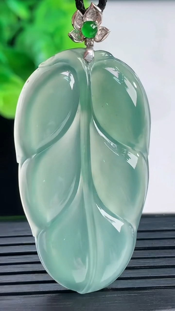 天然A货翡翠金枝玉叶 叶子吊坠尺寸46.8-25.6-4.7重量:12.23g
4月7日