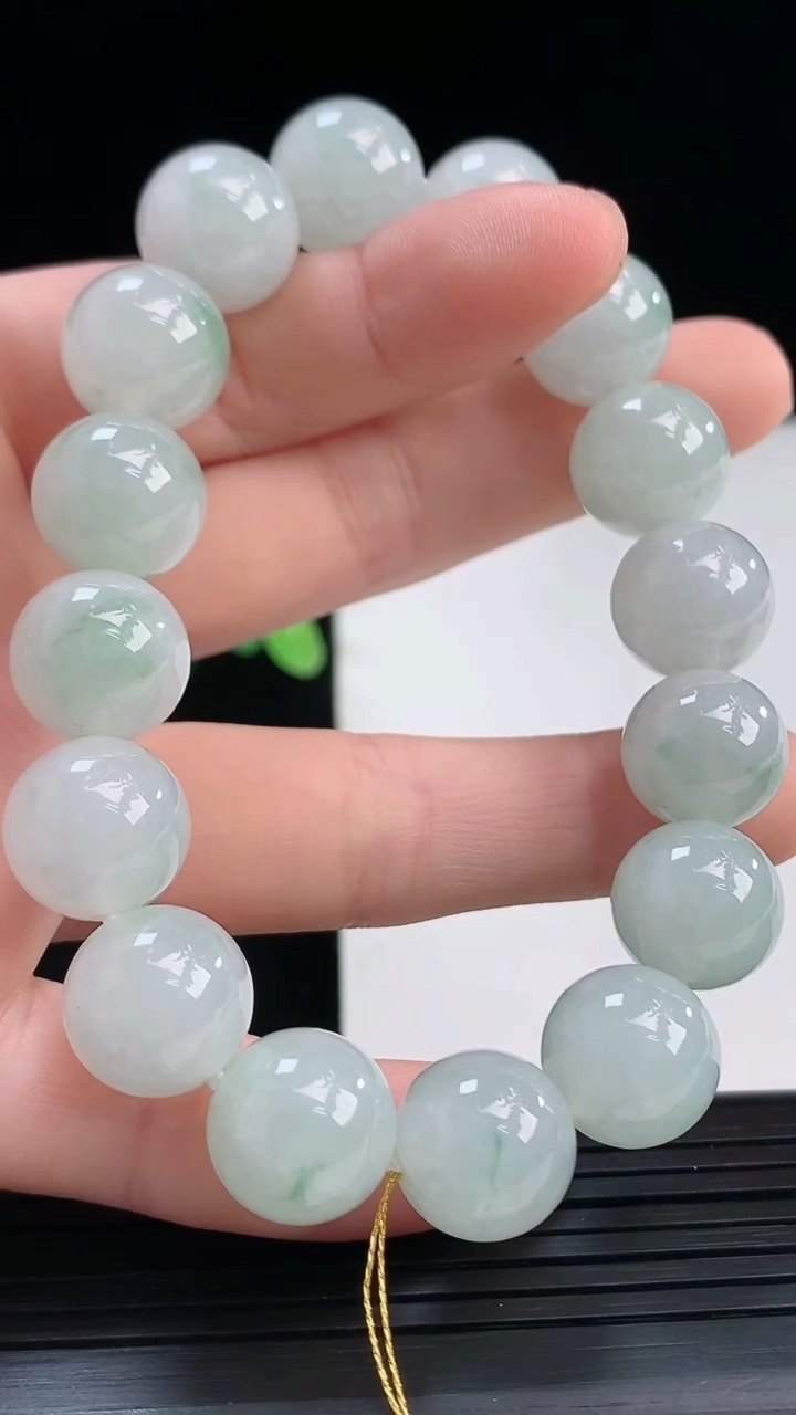 天然A货翡翠飘花圆珠手串尺寸12.1-16颗重量:52.67g4月7日
工厂直销收藏佳品,种好水足，