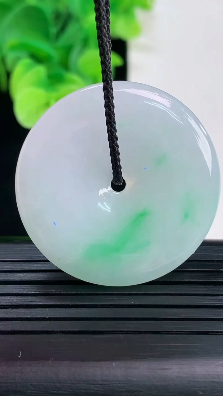 天然A货翡翠平安扣吊坠尺寸34.6-5.3重量:14.00g
4月7日