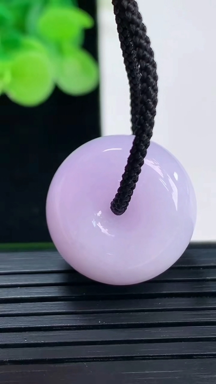 天然A货翡翠紫罗兰平安扣吊坠尺寸20.9-11.8重量:11.33g
4月7日