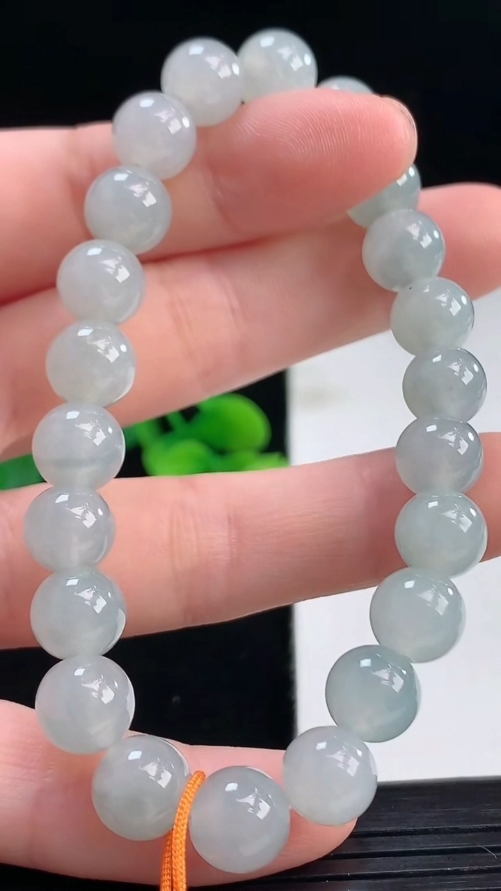 天然A货翡翠圆珠手串尺寸8.5-22颗重量:23.36g4月7日
工厂直销收藏佳品,种好水足，色泽均匀，有种有色，上手高大气！