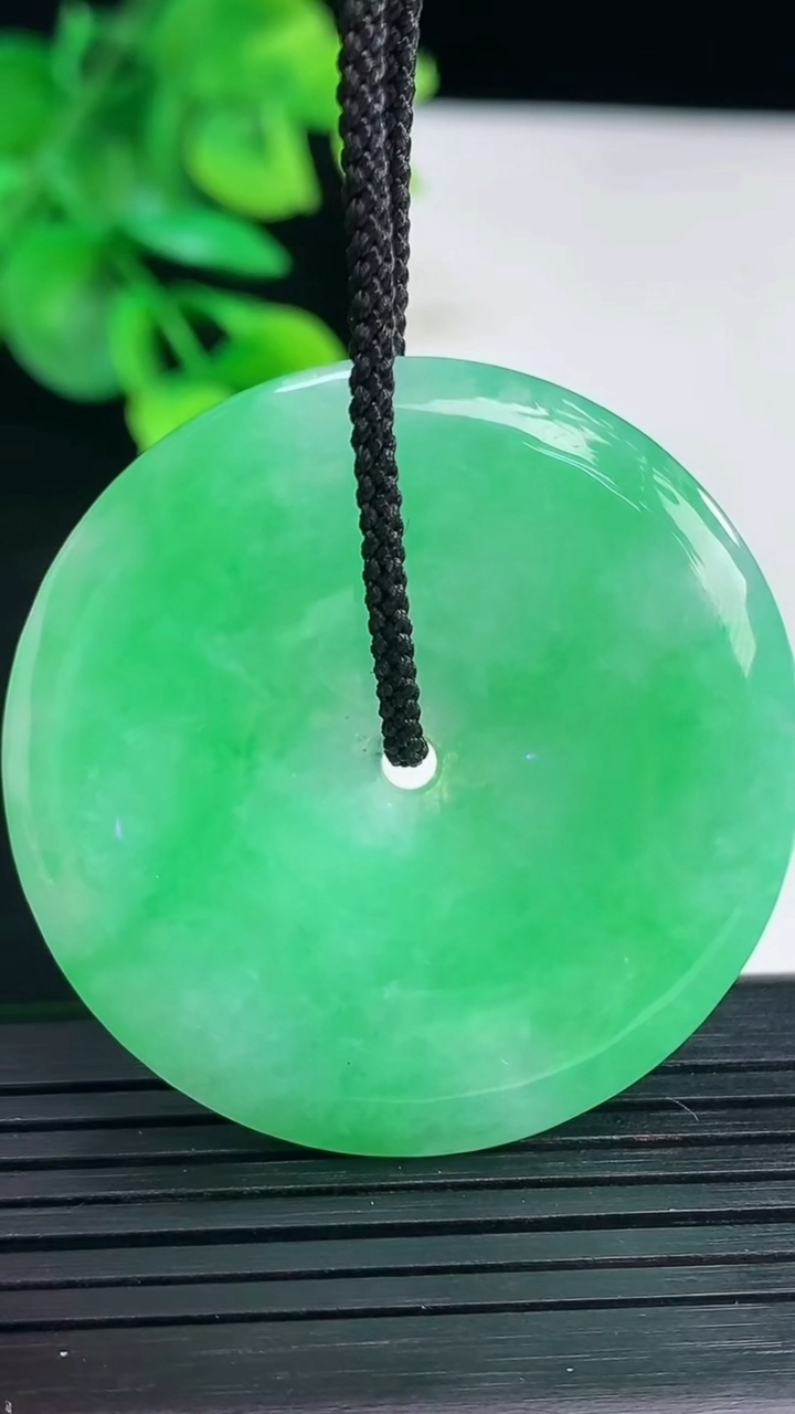 天然A货翡翠平安扣吊坠尺寸41.6-5.7重量:21.77g
4月7日