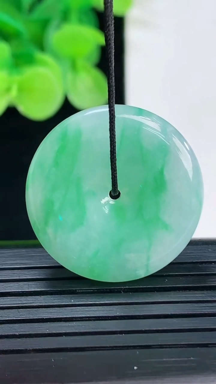 天然A货翡翠平安扣吊坠尺寸25.7-5重量:7.84g
4月7日