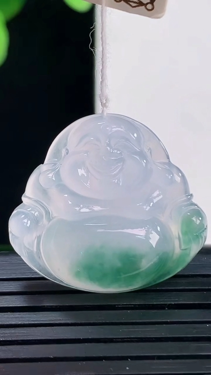 天然A货翡翠冰种飘花佛公吊坠尺寸23.8-26.1-5.7重量:5.59g
4月7日