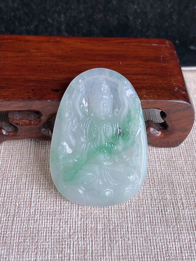 天然A货翡翠飘绿千手观音吊坠 
尺寸47-33.2-5mm 重量13.93g 0404