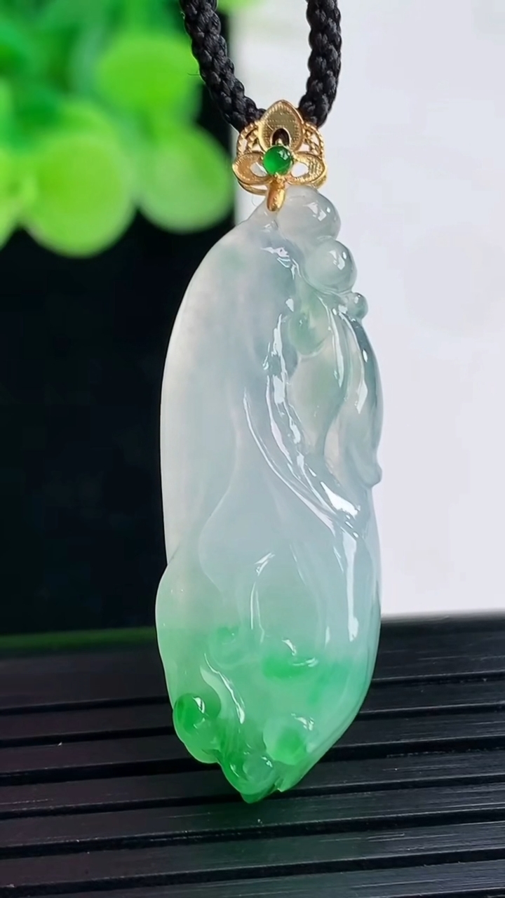 天然A货翡翠玉兰花吊坠尺寸40.2-11.6-7.5重量:4.93g
4月7日