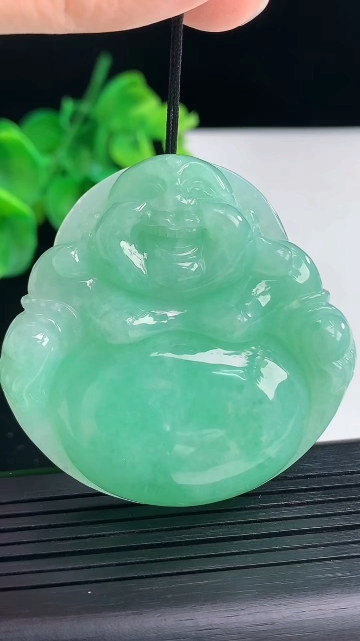 天然A货翡翠佛公吊坠尺寸50.4-51-11.4重量:48.39g
4月7日