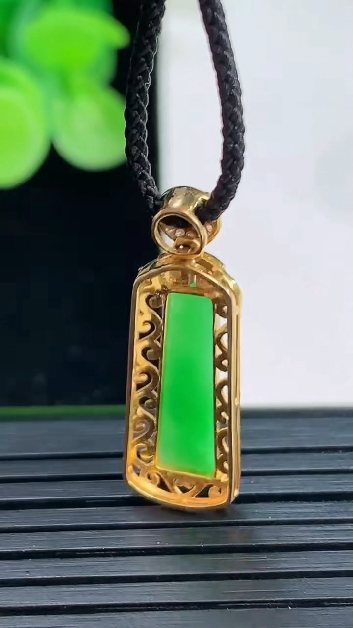 天然A货翡翠无事牌吊坠尺寸26.3-8.9-4.5裸石16.3-4.8重量:1.79g
4月7日