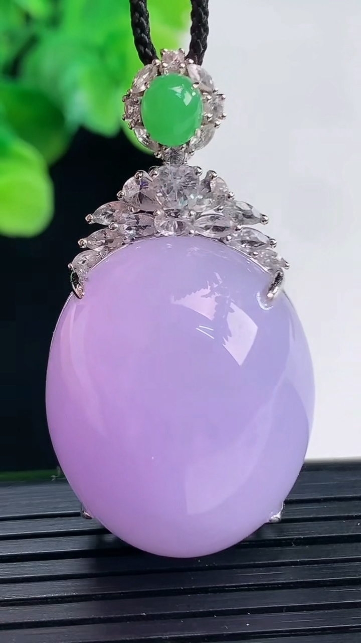 天然A货翡翠18K金紫罗兰蛋面吊坠尺寸46.4-29.9-24.9-15.7重量:23.60g
4月7日