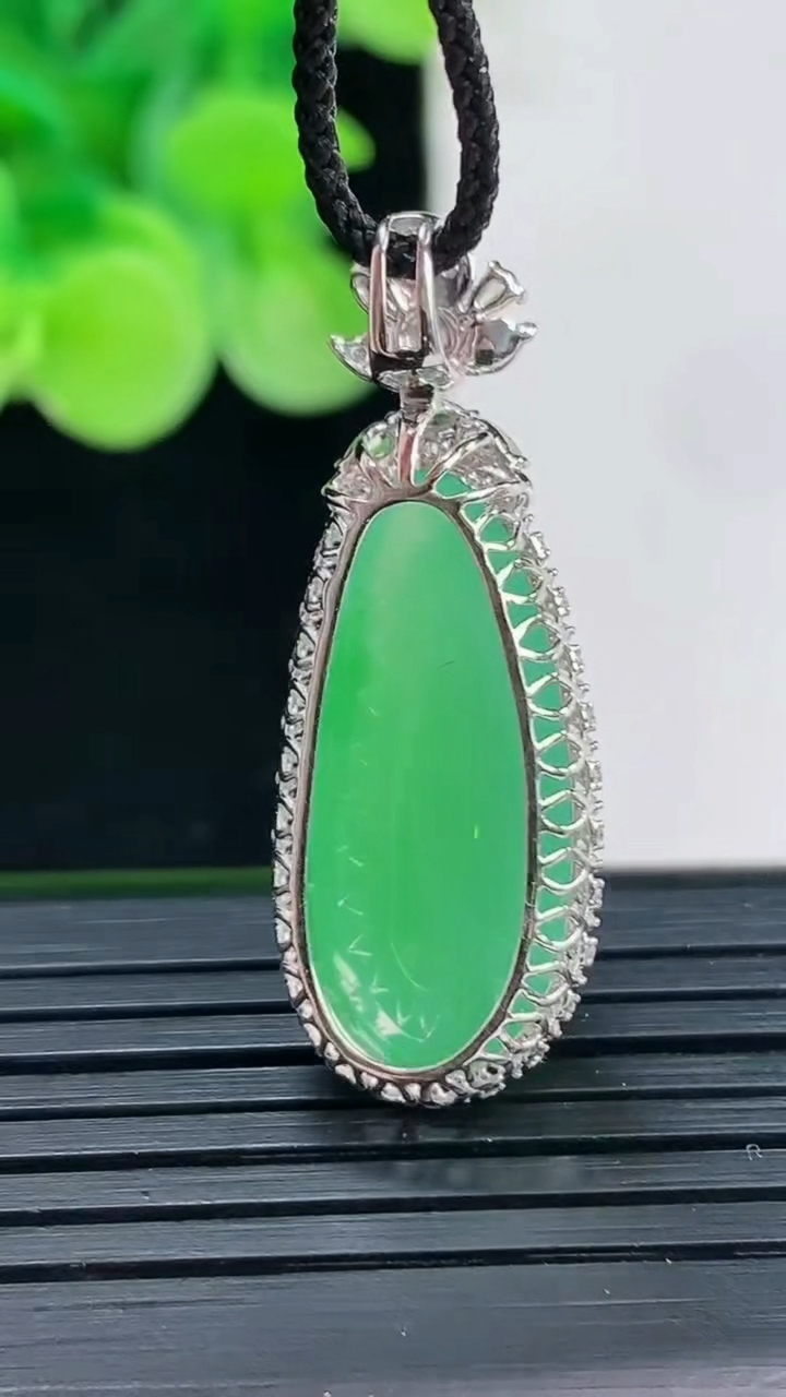 天然A货翡翠福瓜吊坠尺寸34-13-8.5裸石23.2-10.9重量:4.32g
4月7日