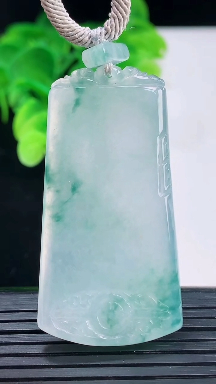 天然A货翡翠冰种飘花仿古无事牌吊坠尺寸49.5-25.3-4重量:18.38g
4月7日