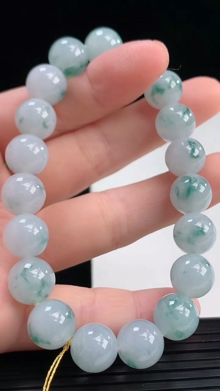 天然A货翡翠飘花圆珠手串尺寸10-19颗重量:34.15g4月7日
工厂直销收藏佳品,种好水足，色泽均匀，有种有色，上手高大气！