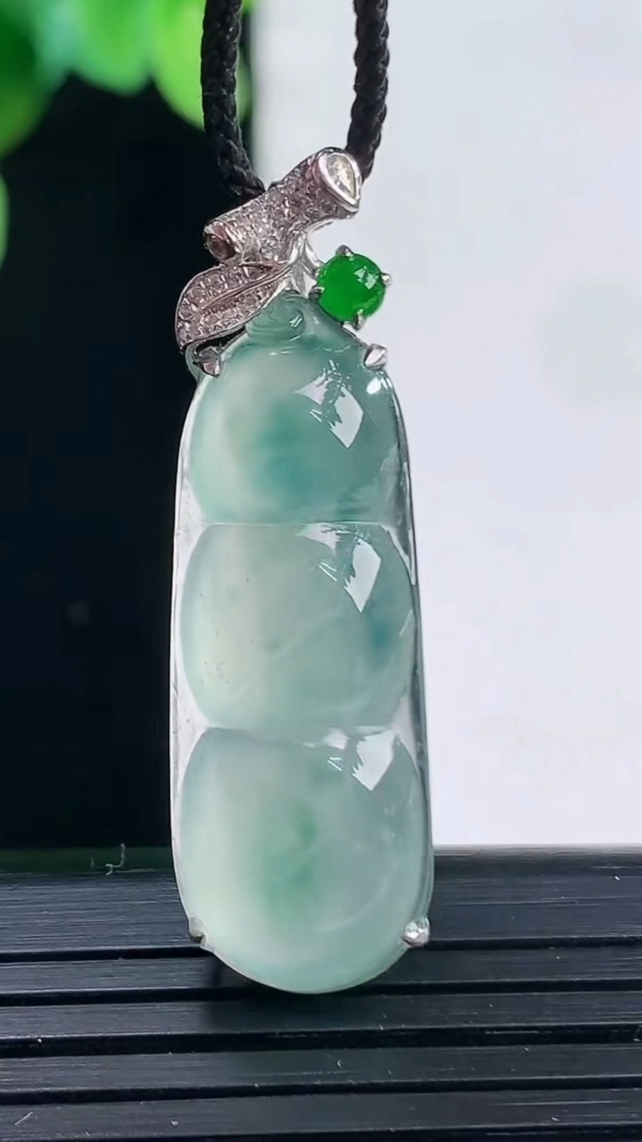 天然A货翡翠种飘花福豆吊坠尺寸35.4-14.4-7.7重量:4.50g
4月7日