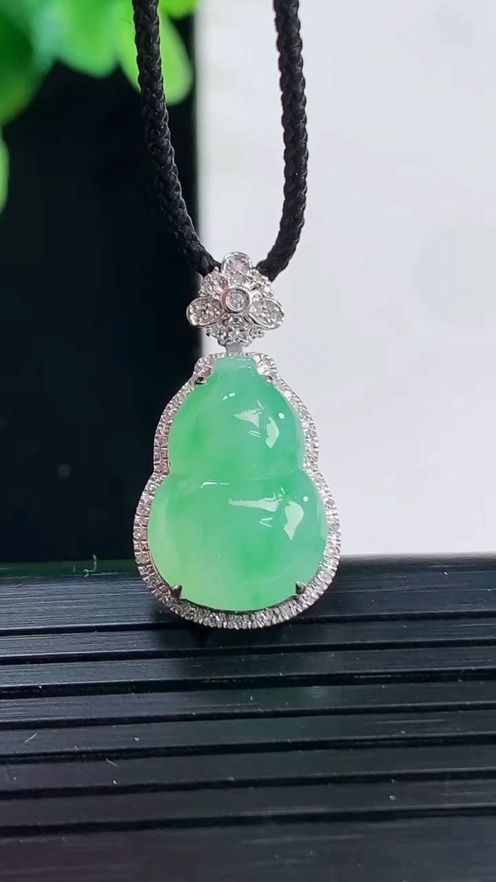 天然A货翡翠葫芦吊坠尺寸24.6-13.1-8.6裸石16-11.1重量:2.84g
4月7日