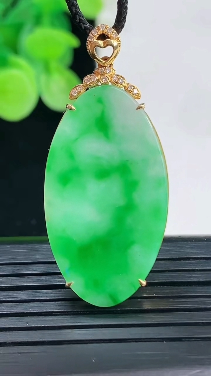 天然A货翡翠无事牌吊坠尺寸39.8-17.8-3.7重量:3.56g
4月7日