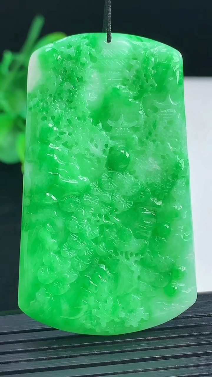 天然A货翡翠山水牌吊坠尺寸60.8-36.7-4.2重量:22.22g
4月7日